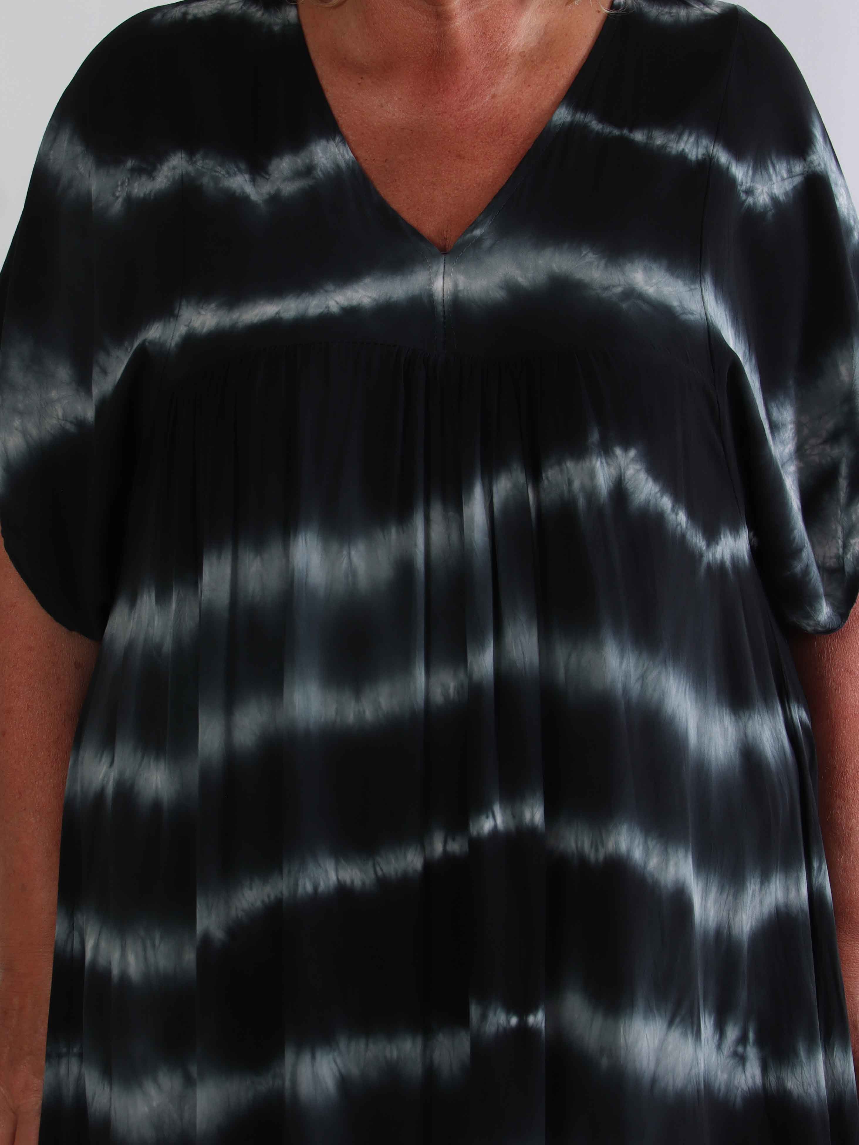 Safira - Let og luftig plus size kjole i bomuld med batikfarvet mønster